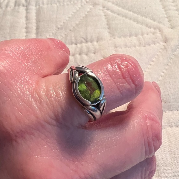 925 SS ring with peridot - Picture 2 of 8